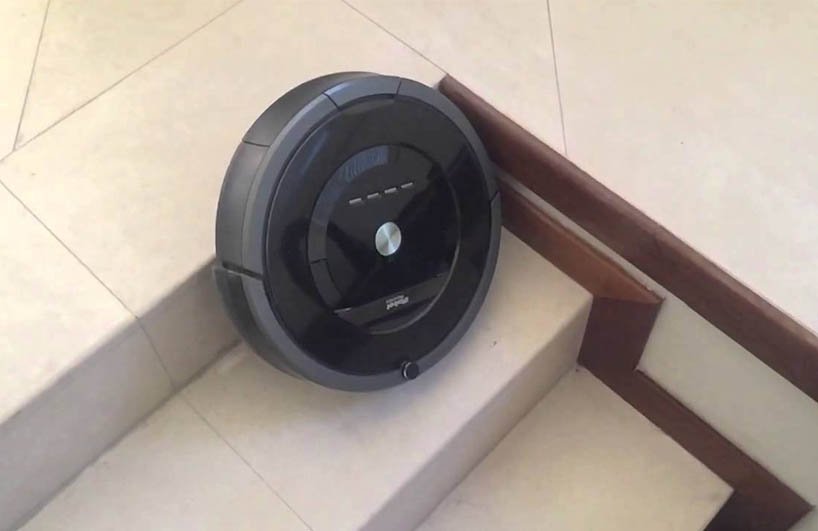 robot hút bụi Roomba rơi xuống cầu thang